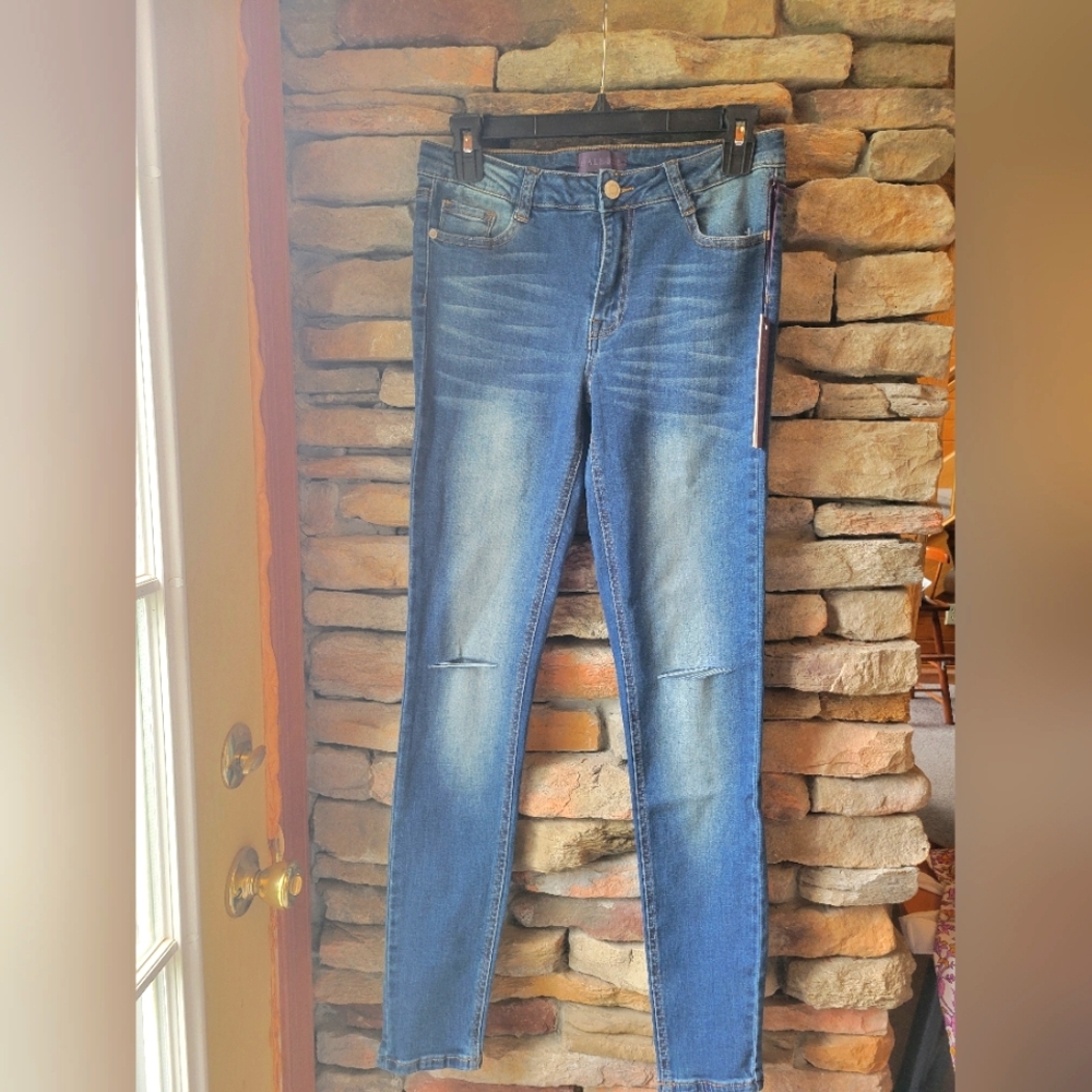 Hale Bob NWT Skinny Jeans Distressed Wash And Slits At Knees Sz 28